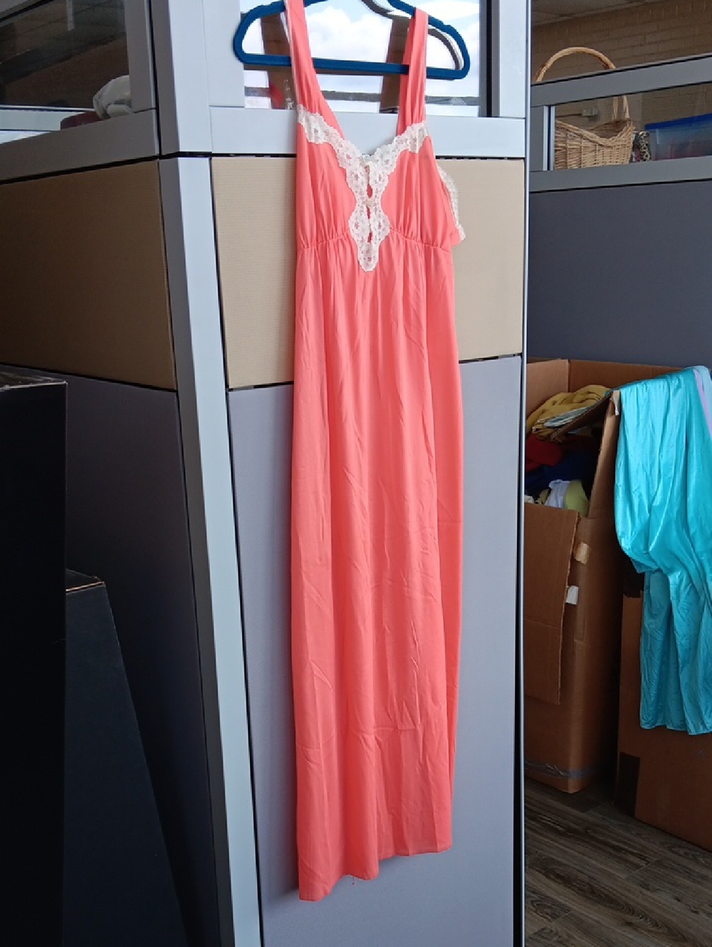 Made In USA vintageWomen’s Coral Lace-Trim Nightgown Chemise. Size Large.